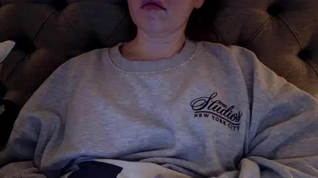 Snapshot of Sandysecret chatting on 11/13/25, 08:08 Sandysecret online show from 11/13/25, 08:08