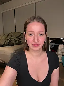 Snapshot of nerdynina chatting on 12/15/24, 12:18 nerdynina online show from 12/15/24, 12:18