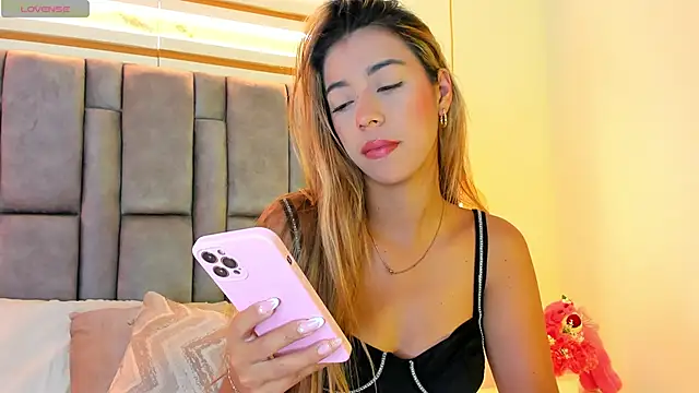 Snapshot of elianabrown chatting on 06/17/26, 11:01 elianabrown online show from 06/17/26, 11:01