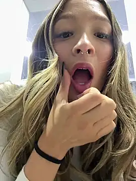 Snapshot of Victoria_Adams14 chatting on 01/11/26, 03:00 Victoria Adams14 online show from 01/11/26, 03:00