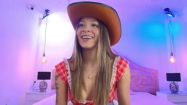 Snapshot of Victoria_Adams14 chatting on 04/18/26, 04:38 Victoria Adams14 online show from 04/18/26, 04:38