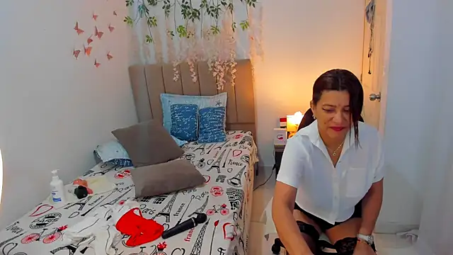 kataleyarios01 online show from 01/14/25, 04:57