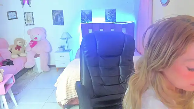 Snapshot of arisha_katy1 chatting on 10/17/25, 10:12 arisha katy1 online show from 10/17/25, 10:12