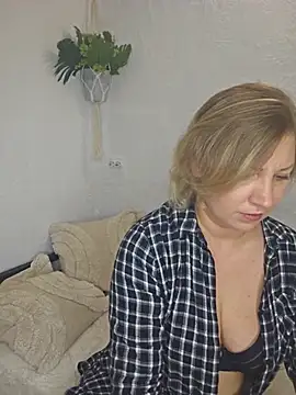 zarina3003 online show from 05/18/26, 07:41