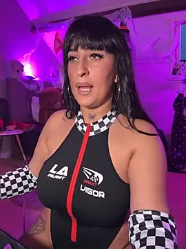 Snapshot of CarolaDrago chatting on 10/24/25, 04:36 CarolaDrago online show from 10/24/25, 04:36