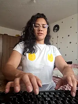 Thaliacooper  online show from 12/04/25, 07:00