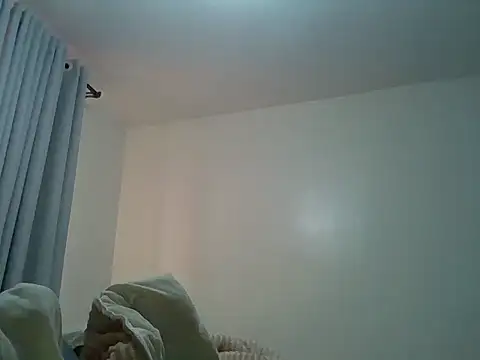 Snapshot of Queen_loveer chatting on 12/17/25, 07:58 Queen loveer online show from 12/17/25, 07:58