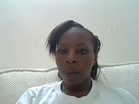 Snapshot of Queen_loveer chatting on 12/18/25, 01:17 Queen loveer online show from 12/18/25, 01:17
