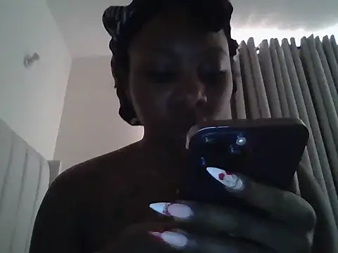 Snapshot of Queen_loveer chatting on 02/18/26, 11:39 Queen loveer online show from 02/18/26, 11:39