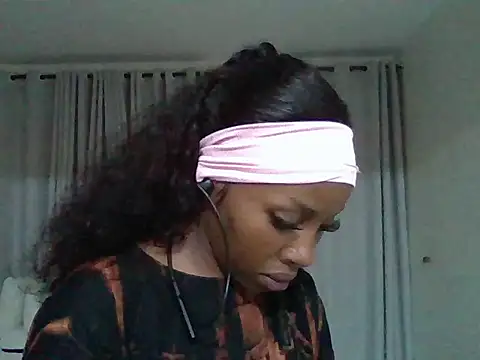 Snapshot of Queen_loveer chatting on 05/26/26, 08:38 Queen loveer online show from 05/26/26, 08:38