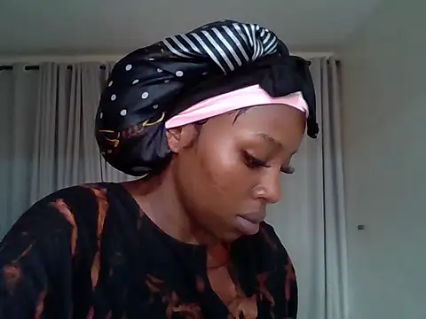 Snapshot of Queen_loveer chatting on 05/27/26, 10:23 Queen loveer online show from 05/27/26, 10:23