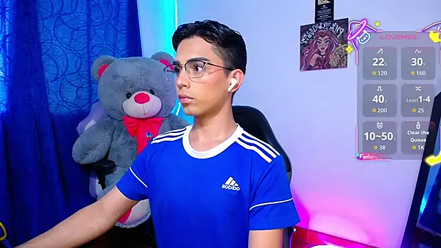 OwenBluee online show from 06/12/26, 10:41
