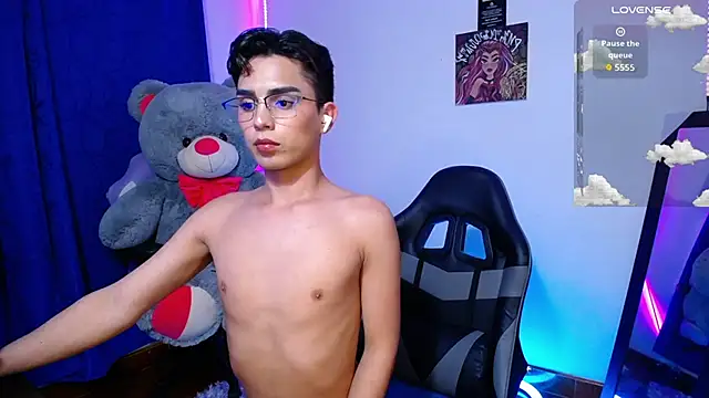 OwenBluee online show from 06/14/26, 05:20