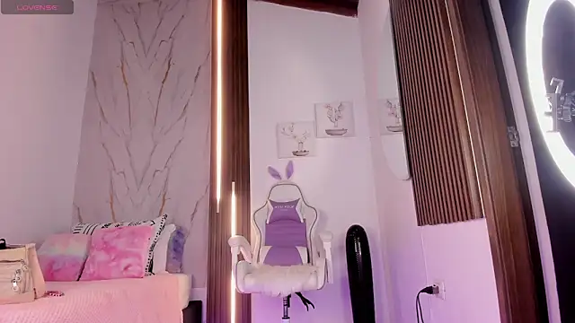 Snapshot of mia_six66 chatting on 11/04/25, 11:42 mia six66 online show from 11/04/25, 11:42