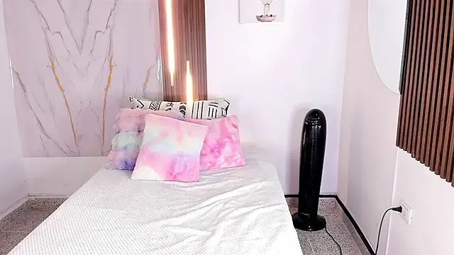 Snapshot of mia_six66 chatting on 12/18/25, 12:11 mia six66 online show from 12/18/25, 12:11