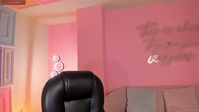 Snapshot of ValeriaRiveraX chatting on 10/20/25, 12:11 ValeriaRiveraX online show from 10/20/25, 12:11