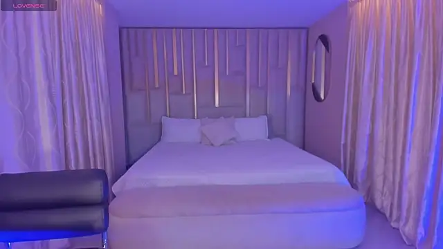 Snapshot of MariaHerrera_ chatting on 12/20/25, 11:01 MariaHerrera online show from 12/20/25, 11:01