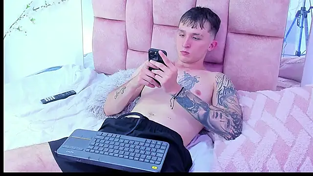 Dylanwhite23  online show from 02/13/25, 11:58