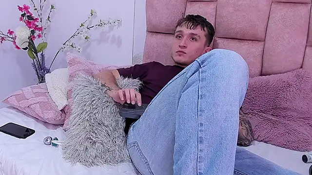 Dylanwhite23  online show from 02/23/25, 10:39