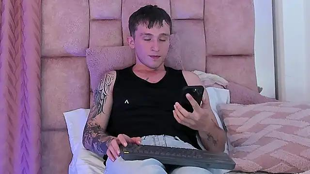 Dylanwhite23  online show from 03/11/25, 04:10