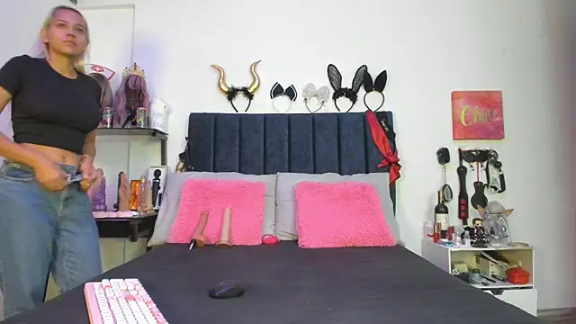 Snapshot of emmily_giraldo chatting on 11/08/25, 01:22 emmily giraldo online show from 11/08/25, 01:22