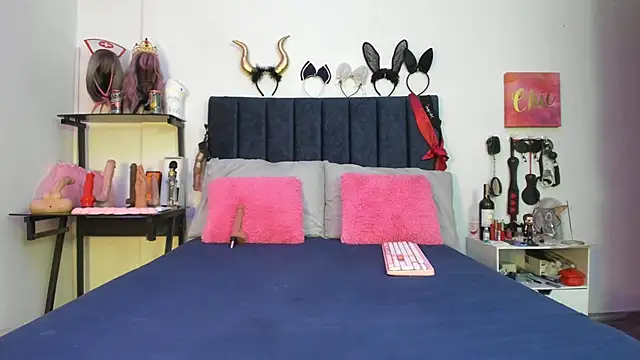 Snapshot of emmily_giraldo chatting on 11/15/25, 01:18 emmily giraldo online show from 11/15/25, 01:18
