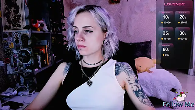 Snapshot of NaniMoore chatting on 10/06/25, 09:56 NaniMoore online show from 10/06/25, 09:56