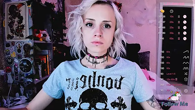 Snapshot of NaniMoore chatting on 10/10/25, 08:41 NaniMoore online show from 10/10/25, 08:41