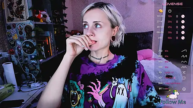 Snapshot of NaniMoore chatting on 10/16/25, 08:43 NaniMoore online show from 10/16/25, 08:43