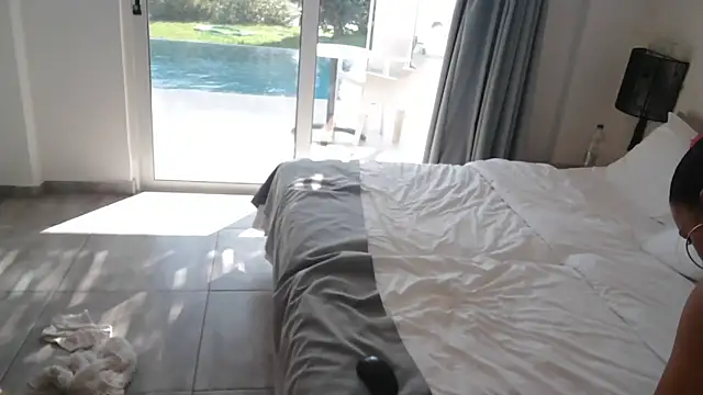 Snapshot of HotElena chatting on 09/15/25, 01:11 HotElena online show from 09/15/25, 01:11