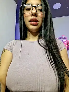 Snapshot of Alin_Aly chatting on 11/13/25, 04:28 Alin Aly online show from 11/13/25, 04:28