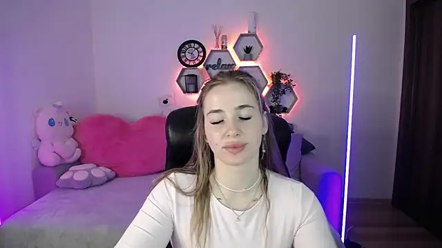 Snapshot of SabrinViolet chatting on 04/17/26, 08:06 SabrinViolet online show from 04/17/26, 08:06