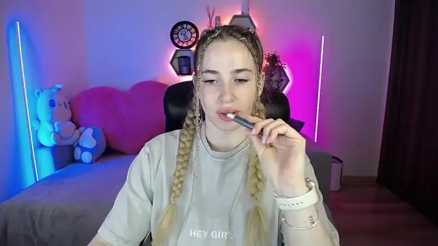 Snapshot of SabrinViolet chatting on 05/18/26, 08:09 SabrinViolet online show from 05/18/26, 08:09