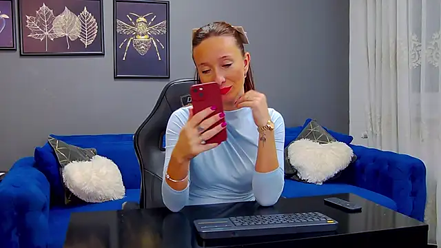 AnneHove online show from 12/04/25, 05:28