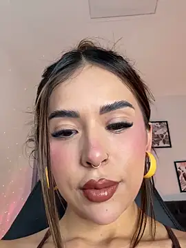 Snapshot of Luna__Ponce chatting on 09/24/25, 03:37 Luna  Ponce online show from 09/24/25, 03:37