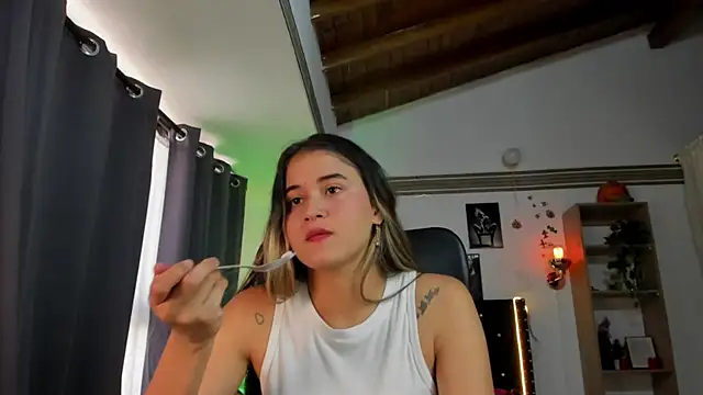 Snapshot of taniasweetxx chatting on 12/06/24, 07:45 taniasweetxx online show from 12/06/24, 07:45