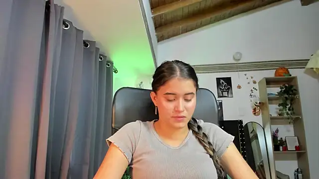 Snapshot of taniasweetxx chatting on 12/19/24, 10:42 taniasweetxx online show from 12/19/24, 10:42