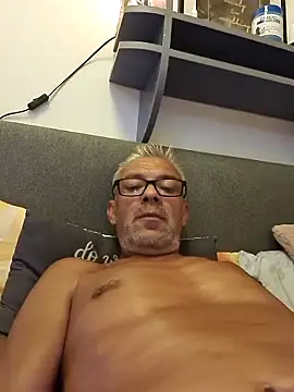 Snapshot of Picolo4111 chatting on 09/12/25, 04:01 Picolo4111 online show from 09/12/25, 04:01