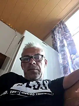 Snapshot of Picolo4111 chatting on 09/18/25, 04:20 Picolo4111 online show from 09/18/25, 04:20