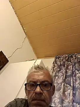 Snapshot of Picolo4111 chatting on 09/26/25, 04:38 Picolo4111 online show from 09/26/25, 04:38