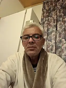 Snapshot of Picolo4111 chatting on 10/04/25, 05:33 Picolo4111 online show from 10/04/25, 05:33