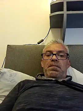 Snapshot of Picolo4111 chatting on 10/11/25, 03:32 Picolo4111 online show from 10/11/25, 03:32