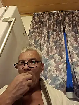 Snapshot of Picolo4111 chatting on 10/12/25, 04:39 Picolo4111 online show from 10/12/25, 04:39