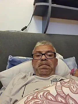 Snapshot of Picolo4111 chatting on 10/15/25, 04:29 Picolo4111 online show from 10/15/25, 04:29