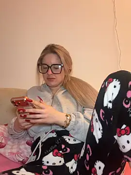 Snapshot of Holly-Glamour chatting on 02/07/26, 04:11 Holly-Glamour online show from 02/07/26, 04:11