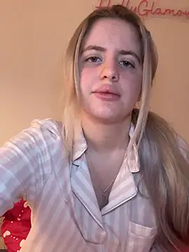 Snapshot of Holly-Glamour chatting on 02/14/26, 01:46 Holly-Glamour online show from 02/14/26, 01:46