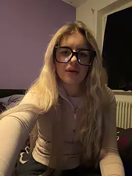 Snapshot of Holly-Glamour chatting on 04/27/26, 11:58 Holly-Glamour online show from 04/27/26, 11:58