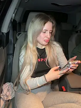Snapshot of Holly-Glamour chatting on 05/15/26, 11:45 Holly-Glamour online show from 05/15/26, 11:45