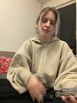Snapshot of Holly-Glamour chatting on 05/20/26, 11:22 Holly-Glamour online show from 05/20/26, 11:22