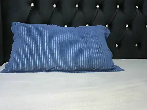 Snapshot of Cryaluna chatting on 10/19/25, 09:21 Cryaluna online show from 10/19/25, 09:21